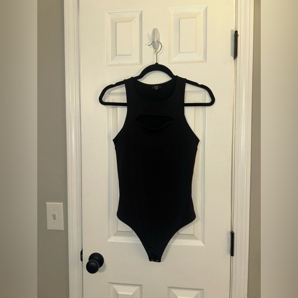 Body Contour Sleeveless High Neck Front Cutout Thong Bodysuit - Picture 12 of 12